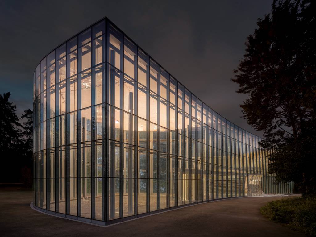 « Architectures d’exception : la lumière comme matériau dans les constructions en verre »