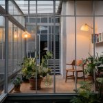 Lumière et intimité : les solutions pour préserver votre espace dans une maison en verre