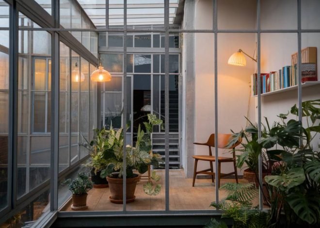 Lumière et intimité : les solutions pour préserver votre espace dans une maison en verre